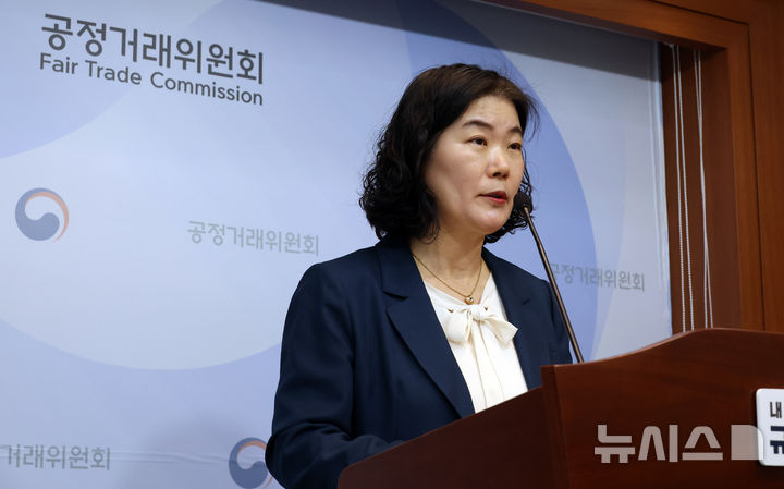[세종=뉴시스] 강종민 기자 = 이순미 공정거래위원회 상임위원이 8일 세종시 정부세종청사에서 HDC(주)가 임대차 거래로 위장해 계열사인 HDC아이파크몰에게 임대보증금 명목의 자금을 사실상 무이자로 제공한 행위에 대해 시정명령과 171.3억원의 과징금을 부과한다고 밝히고 있다. 2026.04.08. ppkjm@newsis.com