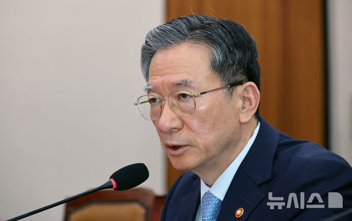 [서울=뉴시스] 김금보 기자 = 정성호 법무부 장관이 8일 오전 서울 여의도 국회에서 열린 법제사법위원회 전체회의에서 의원질의에 답변을 하고 있다. 2026.04.08. kgb@newsis.com