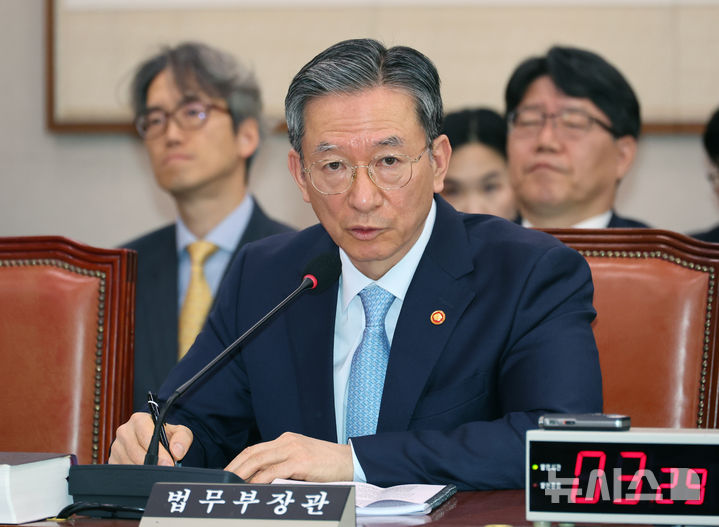 [서울=뉴시스] 김금보 기자 = 정성호 법무부 장관이 8일 오전 서울 여의도 국회에서 열린 법제사법위원회 전체회의에서 의원질의에 답변을 하고 있다. 2026.04.08. kgb@newsis.com