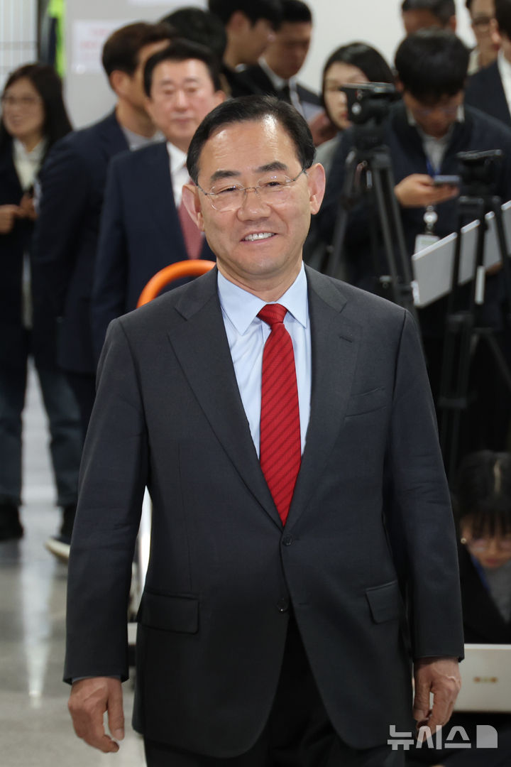 [서울=뉴시스] 고승민 기자 = 주호영 국민의힘 의원이 8일 서울 여의도 국회 소통관에서 현안 기자회견을 하기 위해 회견장으로 향하고 있다. 2026.04.08. kkssmm99@newsis.com