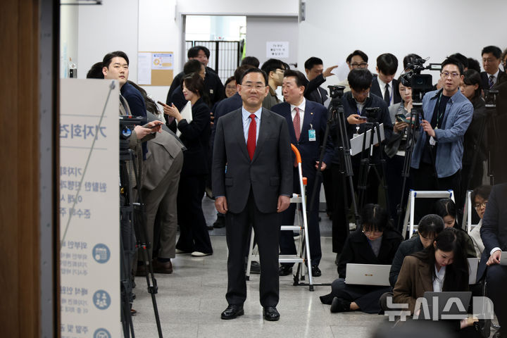 [서울=뉴시스] 고승민 기자 = 주호영 국민의힘 의원이 8일 서울 여의도 국회 소통관에서 현안 기자회견을 하기 전 대기하고 있다. 2026.04.08. kkssmm99@newsis.com