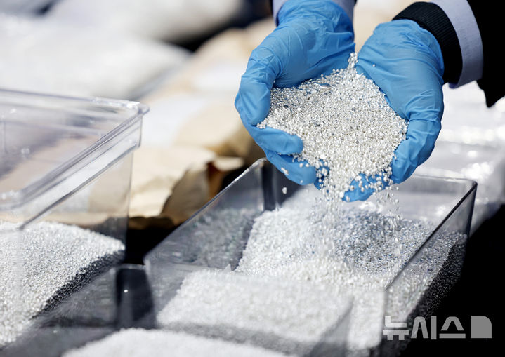 [인천=뉴시스] 김진아 기자 = 관세청 관계자가 8일 인천 중구 인천공항세관 수출입통관청사 대회의실에서 적발된 은 밀수품을 공개하고 있다.관세청은 지난 3월 인천공항에서 은 그래뉼(입자 형태)을 5kg 단위로 소포장해 여행용 가방 등에 은닉한 후 인천공항에 1회 입국 시 20kg씩 밀수하는 수법으로 30회에 걸쳐 총 567kg(시가 34억 원)을 국내로 밀수한 일당 9명을 검거했다.1~3월 은 밀수 적발은 14건 45억6100만원에 이르며, 작년 전체 적발액의 2.7배다. 2026.04.08. bluesoda@newsis.com