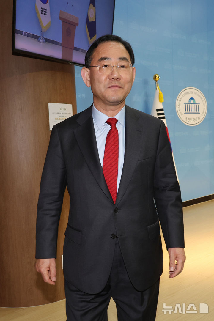 [서울=뉴시스] 고승민 기자 = 주호영 국민의힘 의원이 8일 서울 여의도 국회 소통관에서 현안 기자회견을 마친 뒤 퇴장하고 있다. 2026.04.08. kkssmm99@newsis.com