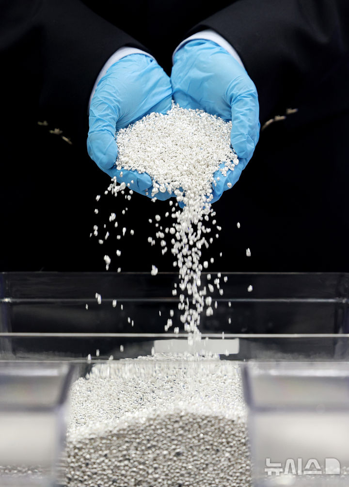 [인천=뉴시스] 김진아 기자 = 관세청 관계자가 8일 인천 중구 인천공항세관 수출입통관청사 대회의실에서 적발된 은 밀수품을 공개하고 있다.관세청은 지난 3월 인천공항에서 은 그래뉼(입자 형태)을 5kg 단위로 소포장해 여행용 가방 등에 은닉한 후 인천공항에 1회 입국 시 20kg씩 밀수하는 수법으로 30회에 걸쳐 총 567kg(시가 34억 원)을 국내로 밀수한 일당 9명을 검거했다.1~3월 은 밀수 적발은 14건 45억6100만원에 이르며, 작년 전체 적발액의 2.7배다. 2026.04.08. bluesoda@newsis.com