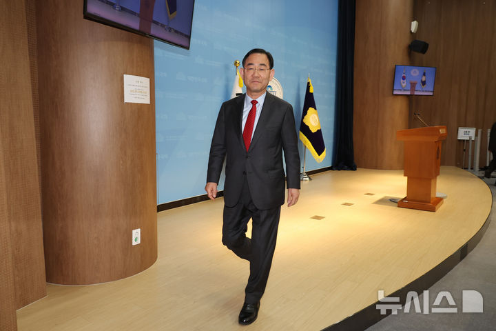 [서울=뉴시스] 고승민 기자 = 주호영 국민의힘 의원이 8일 서울 여의도 국회 소통관에서 현안 기자회견을 마친 뒤 퇴장하고 있다. 2026.04.08. kkssmm99@newsis.com