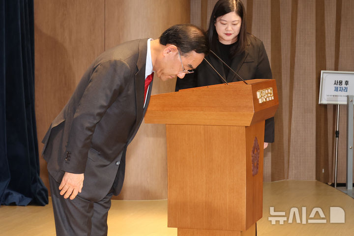 [서울=뉴시스] 고승민 기자 = 주호영 국민의힘 의원이 8일 서울 여의도 국회 소통관에서 현안 기자회견을 마친 뒤 인사하고 있다. 2026.04.08. kkssmm99@newsis.com