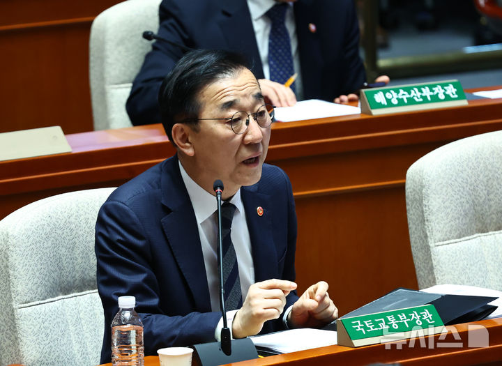 [서울=뉴시스] 김명년 기자 = 김윤덕 국토교통부 장관이 8일 오전 서울 여의도 국회에서 열린 예산결산특별위원회 전체회의에서 의원 질의에 답변하고 있다. 2025.04.08. kmn@newsis.com