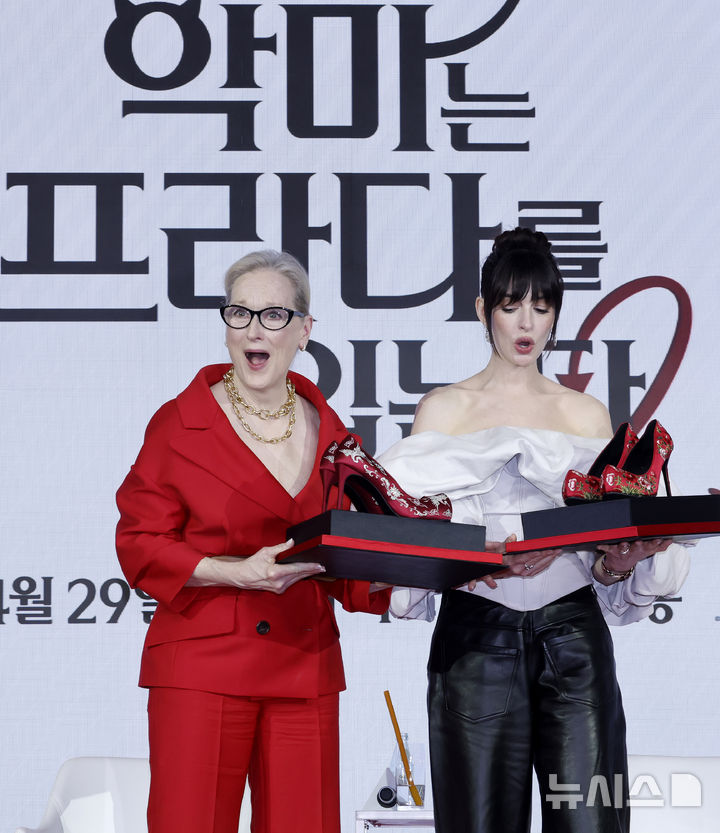 [서울=뉴시스] 김혜진 기자 = 배우 메릴 스트리프(왼쪽), 앤 해서웨이가 8일 서울 종로구 포시즌스 호텔에서 열린 영화 '악마는 프라다를 입는다2' 내한 기자간담회에서 관계자에게 꽃신 선물을 받고 있다. 2026.04.08. jini@newsis.com