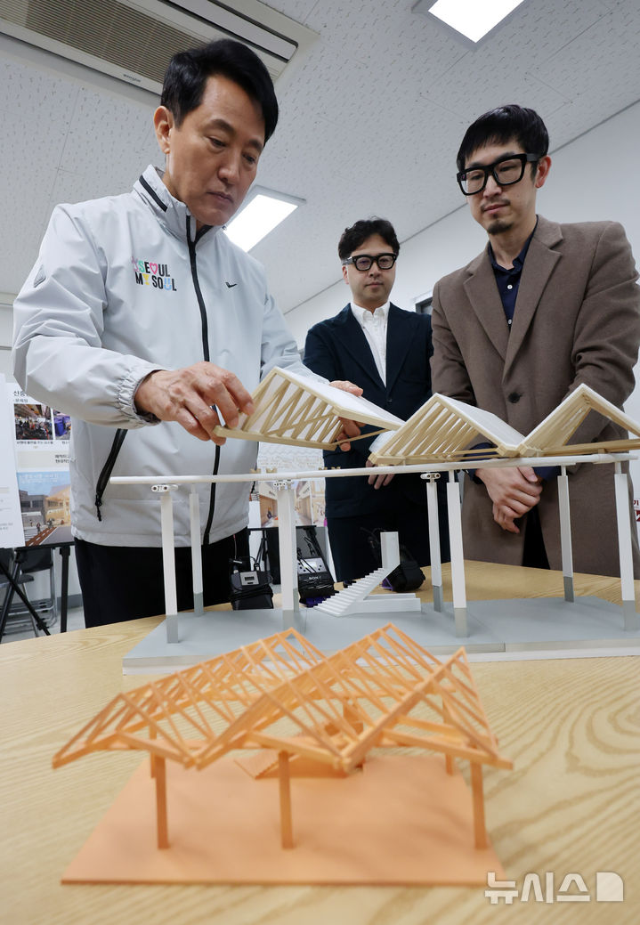 [서울=뉴시스] 배훈식 기자 = 서울중앙시장 혁신사업 현장 방문에 나선 오세훈 서울시장이 8일 오전 서울 중구 서울중앙시장 어울쉼터에서 디자인혁신 전통시장 사업진행 브리핑을 받고 있다. 2026.04.08. dahora83@newsis.com