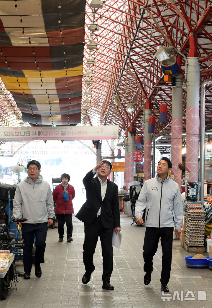 [서울=뉴시스] 배훈식 기자 = 서울중앙시장 혁신사업 현장 방문에 나선 오세훈 서울시장이 8일 오전 서울 중구 서울중앙시장을 둘러보고 있다. 2026.04.08. dahora83@newsis.com