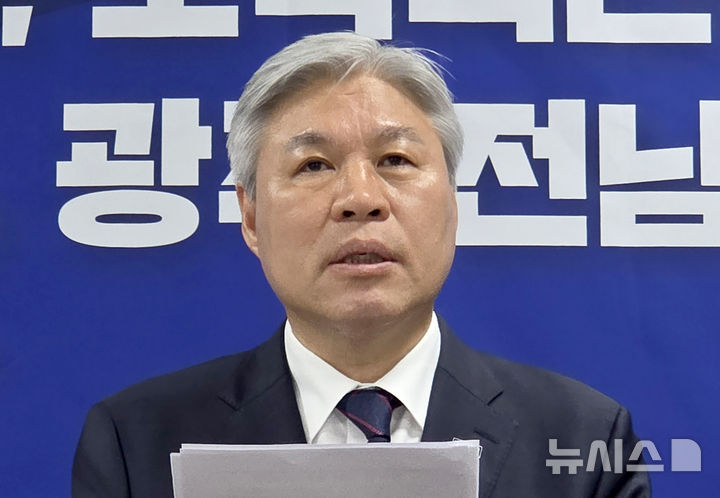 [광주=뉴시스] 류형근 기자 = 8일 오전 광주 서구 광주시의회 3층 브리핑룸에서 조국혁신당 서왕진 원내대표 겸 광주시당위원장이 '중대선거구제 확대' 촉구 기자회견을 하고있다. 2026.04.08. hgryu77@newsis.com