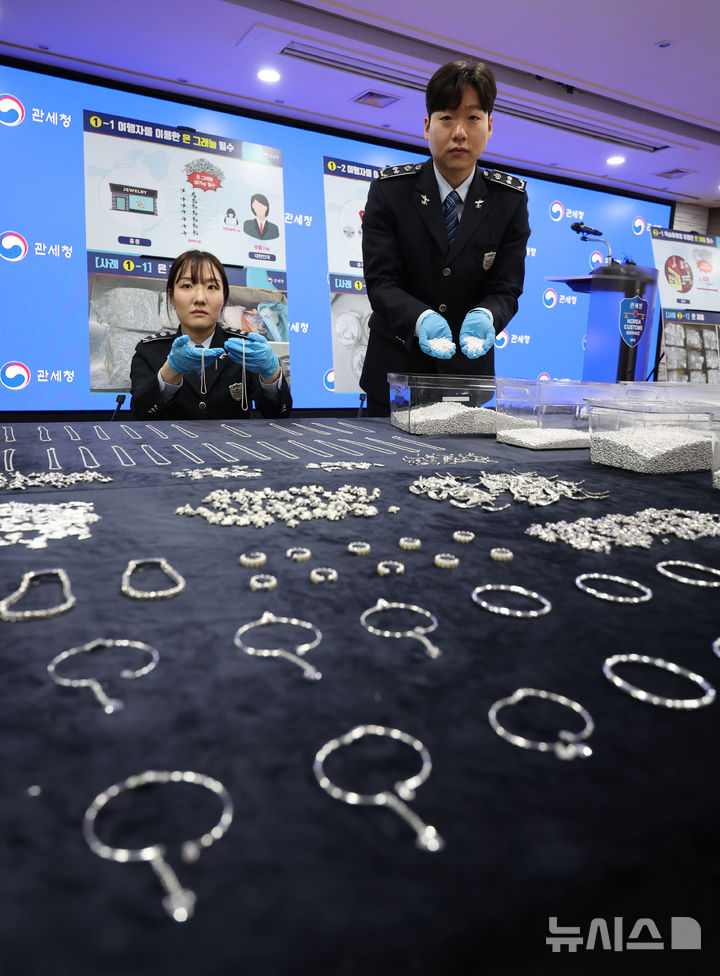 [인천=뉴시스] 김진아 기자 = 관세청 관계자가 8일 인천 중구 인천공항세관 수출입통관청사 대회의실에서 적발된 은 밀수품을 공개하고 있다.관세청은 지난 3월 인천공항에서 은 그래뉼(입자 형태)을 5kg 단위로 소포장해 여행용 가방 등에 은닉한 후 인천공항에 1회 입국 시 20kg씩 밀수하는 수법으로 30회에 걸쳐 총 567kg(시가 34억 원)을 국내로 밀수한 일당 9명을 검거했다.1~3월 은 밀수 적발은 14건 45억6100만원에 이르며, 작년 전체 적발액의 2.7배다. 2026.04.08. bluesoda@newsis.com