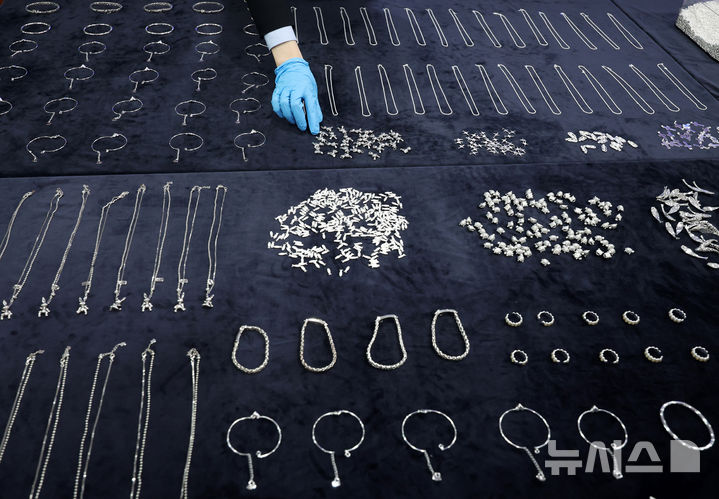 [인천=뉴시스] 김진아 기자 = 관세청 관계자가 8일 인천 중구 인천공항세관 수출입통관청사 대회의실에서 적발된 은 밀수품을 공개하고 있다.관세청은 지난 3월 인천공항에서 은 그래뉼(입자 형태)을 5kg 단위로 소포장해 여행용 가방 등에 은닉한 후 인천공항에 1회 입국 시 20kg씩 밀수하는 수법으로 30회에 걸쳐 총 567kg(시가 34억 원)을 국내로 밀수한 일당 9명을 검거했다.1~3월 은 밀수 적발은 14건 45억6100만원에 이르며, 작년 전체 적발액의 2.7배다. 2026.04.08. bluesoda@newsis.com