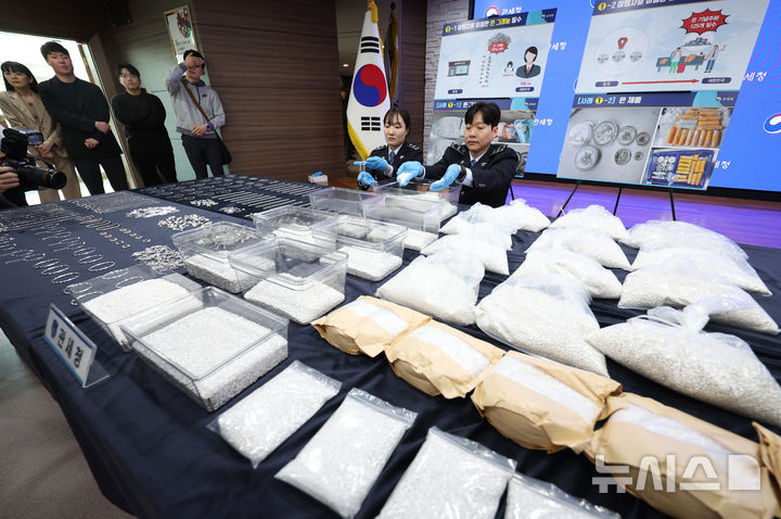 [인천=뉴시스] 김진아 기자 = 관세청 관계자가 8일 인천 중구 인천공항세관 수출입통관청사 대회의실에서 적발된 은 밀수품을 공개하고 있다.관세청은 지난 3월 인천공항에서 은 그래뉼(입자 형태)을 5kg 단위로 소포장해 여행용 가방 등에 은닉한 후 인천공항에 1회 입국 시 20kg씩 밀수하는 수법으로 30회에 걸쳐 총 567kg(시가 34억 원)을 국내로 밀수한 일당 9명을 검거했다.1~3월 은 밀수 적발은 14건 45억6100만원에 이르며, 작년 전체 적발액의 2.7배다. 2026.04.08. bluesoda@newsis.com
