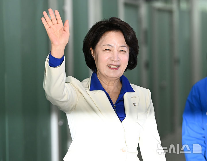 [수원=뉴시스] 김종택기자 = 추미애 더불어민주당 경기도지사 후보가 8일 경기 수원시 경기도의회에서 기자회견을 하기 위해 브리핑룸으로 들어서며 손을 흔들고 있다. 2026.04.08. jtk@newsis.com