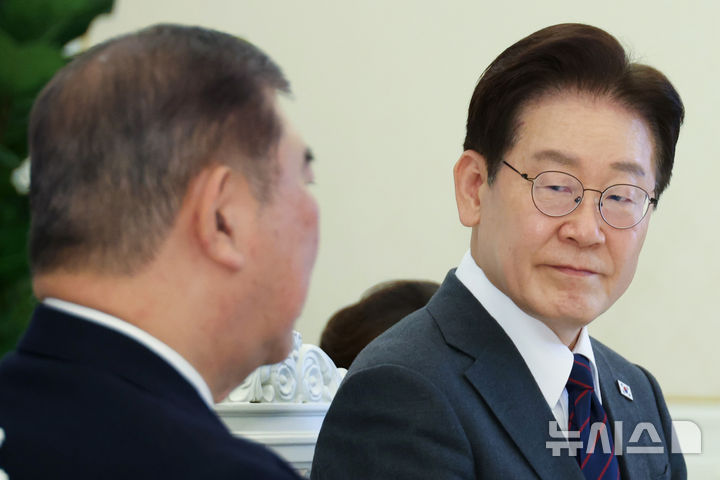 [서울=뉴시스] 최동준 기자 = 이재명 대통령이 8일 청와대에서 이시바 시게루 전 일본 총리의 인사말을 듣고 있다. (청와대통신사진기자단) 2026.04.08. photocdj@newsis.com