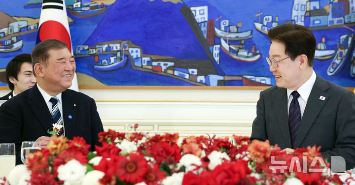 [서울=뉴시스] 최동준 기자 = 이재명 대통령과 이시바 시게루 전 일본 총리가 8일 청와대에서 오찬에 앞서 대화하고 있다. (청와대통신사진기자단) 2026.04.08. photocdj@newsis.com