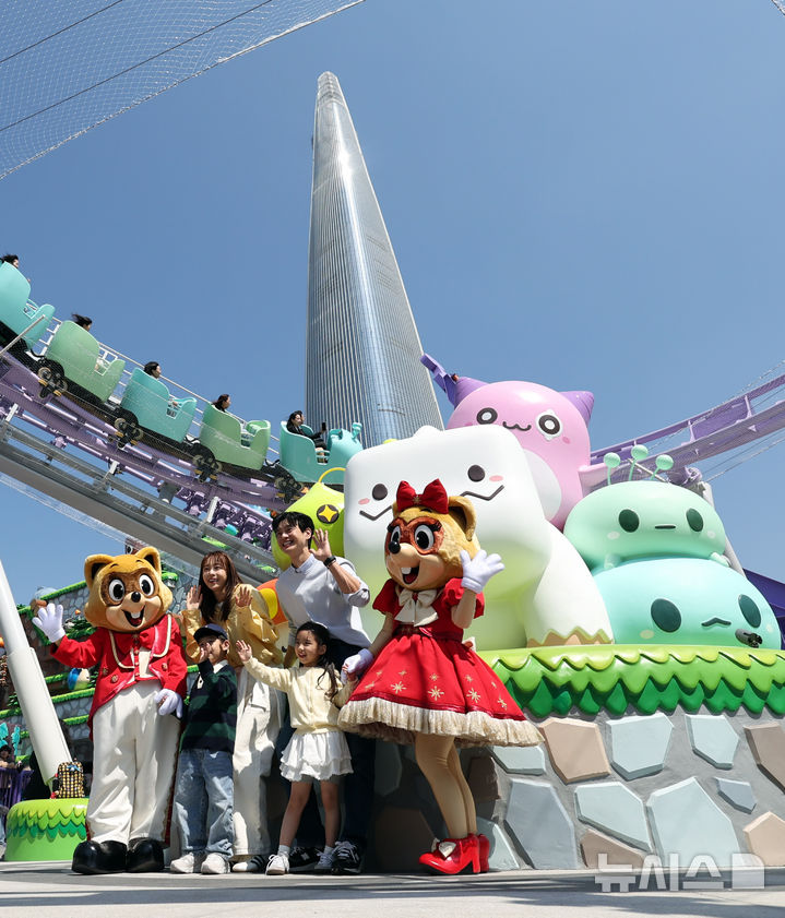 [서울=뉴시스] 최진석 기자 = 8일 서울 송파구 롯데월드 어드벤처 메이플 아일랜드 존에서 모델들이 어트랙션을 배경으로 포즈를 취하고 있다. '메이플 아일랜드 존'은 매직아일랜드에 약 600평 규모로 조성, 메이플스토리 속 3개 세계관 헤네시스·아르카나·루디브리엄을 콘셉트로 한 것이 특징이다. 2026.04.08. myjs@newsis.com