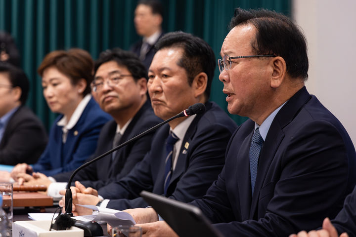 [서울=뉴시스] 김부겸 더불어민주당 대구시장 후보가 8일 대구 북구 인터불고 엑스코 호텔에서 열린 현장 최고위원회의에서 발언하고 있다.(사진=더불어민주당 제공) 2025.04.08. photo@newsis.com *재판매 및 DB 금지