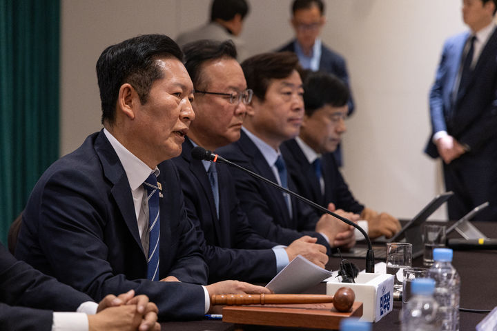 [서울=뉴시스] 정청래 더불어민주당 대표가 8일 대구 북구 인터불고 엑스코 호텔에서 열린 현장 최고위원회의에서 발언하고 있다.(사진=더불어민주당 제공) 2025.04.08. photo@newsis.com *재판매 및 DB 금지