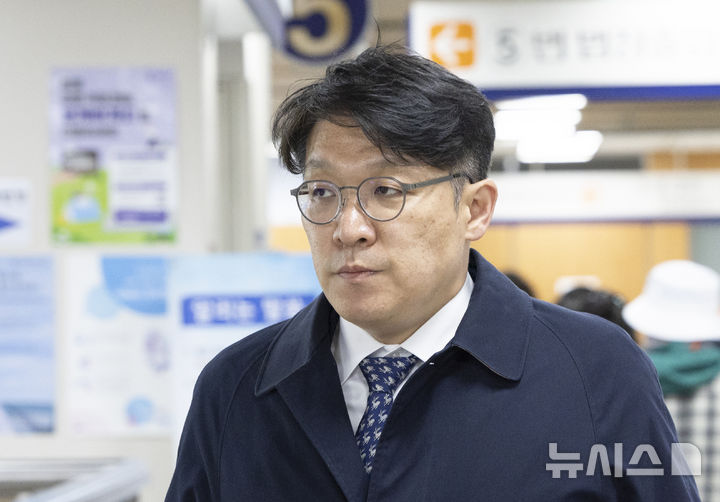 [서울=뉴시스] 김근수 기자 =고가의 그림을 김건희 여사 측에 건네 공천 및 인사 청탁을 했다는 혐의로 기소된 김상민 전 부장검사의 항소심 변론이 17일 종결될 예정이다. 사진은 지난 8일 자신의 항소심 공판에 출석하는 김 전 검사의 모습. 2026.04.17. ks@newsis.com