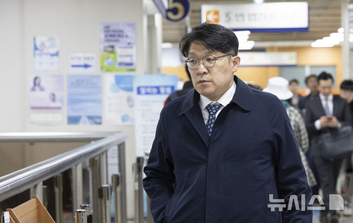 [서울=뉴시스] 김근수 기자 = '이우환 그림 매관매직 의혹’을 받는 김상민 전 부장검사가 8일 오후 서울 서초구 서울고등법원에서 열린 항소심 3차 공판에 출석하고 있다. 2026.04.08. ks@newsis.com