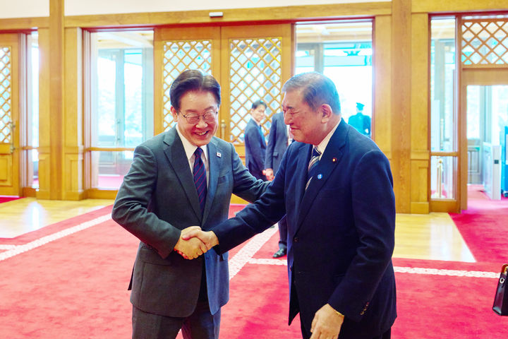 [서울=뉴시스] 최동준 기자 = 이재명 대통령과 이시바 시게루 전 일본 총리가 8일 청와대에서 오찬에 앞서 악수하고 있다. (사진=청와대 제공) 2026.04.08. photo@newsis.com *재판매 및 DB 금지