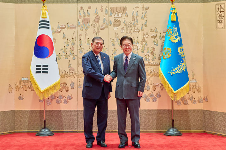 [서울=뉴시스] 최동준 기자 = 이재명 대통령과 이시바 시게루 전 일본 총리가 8일 청와대에서 오찬에 앞서 기념촬영을 하고 있다. (사진=청와대 제공) 2026.04.08. photo@newsis.com *재판매 및 DB 금지