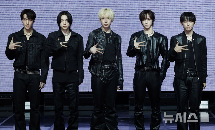 [서울=뉴시스] 김혜진 기자 = 그룹 키빗업(왼쪽부터 재인, 세나, 현민, 루키아, 태환)이 8일 오후 서울 마포구 NOL씨어터 합정 동양생명홀에서 열린 데뷔 쇼케이스에서 포즈를 취하고 있다. 2026.04.08. jini@newsis.com