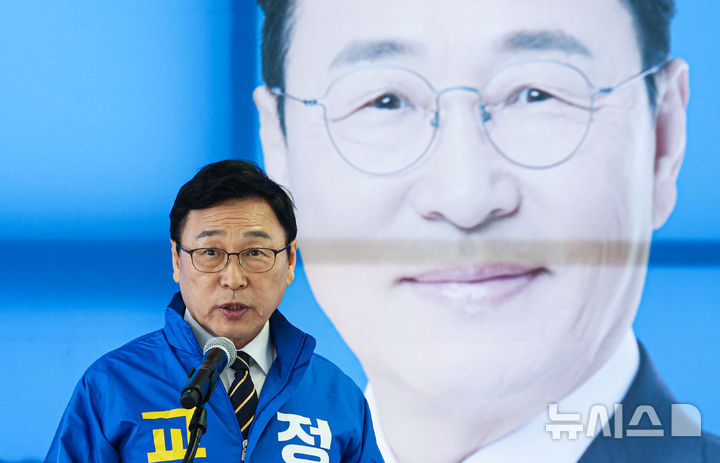 [서울=뉴시스] 권창회 기자 = 정근식 서울시교육감 예비후보가 8일 서울 종로구 운현하늘빌딩에 마련된 선거사무소에서 열린 제9회 전국동시지방선거 서울시교육감 출마선언 기자회견에서 출마선언을 하고 있다. 2026.04.08. kch0523@newsis.com