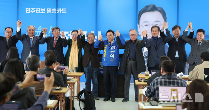 [서울=뉴시스] 권창회 기자 = 정근식 서울시교육감 예비후보가 8일 서울 종로구 운현하늘빌딩에 마련된 선거사무소에서 열린 제9회 전국동시지방선거 서울시교육감 출마선언 기자회견에서 참석자들과 기념촬영을 하고 있다. 2026.04.08. kch0523@newsis.com