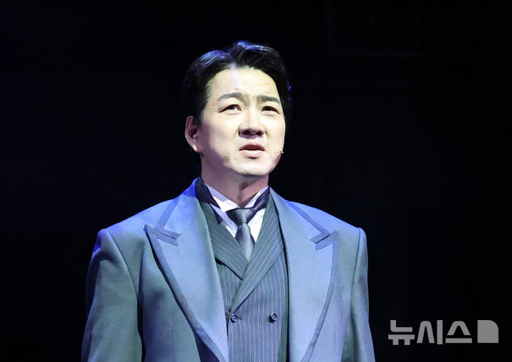 [서울=뉴시스] 조수정 기자 = 배우 송일국이 8일 오후 서울 종로구 NOL 유니플렉스에서 열린 뮤지컬 '헤이그' 프레스콜 시연에서 열연하고 있다. 2026.04.08. chocrystal@newsis.com