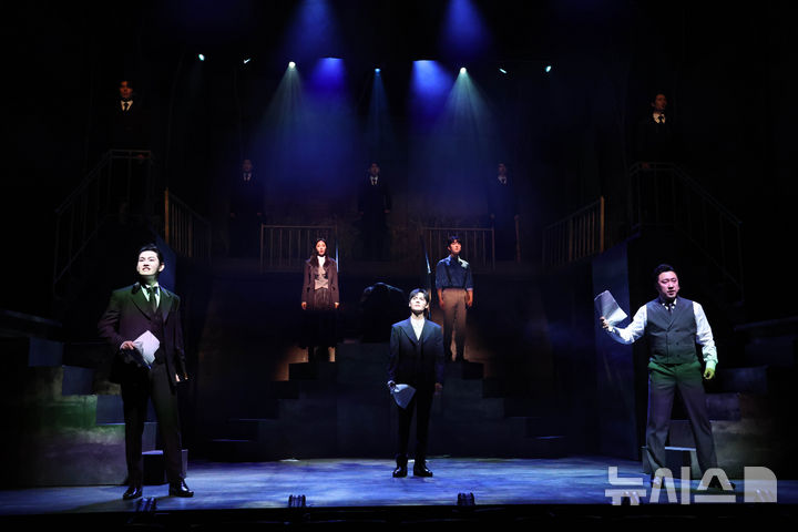 [서울=뉴시스] 조수정 기자 = 배우 원종환 등 배우들이 8일 오후 서울 종로구 NOL 유니플렉스에서 열린 뮤지컬 '헤이그' 프레스콜 시연에서 열연하고 있다. 2026.04.08. chocrystal@newsis.com