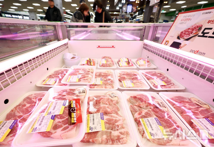 [서울=뉴시스] 최진석 기자 = 사진은 지난 8일 서울 한 마트 돼지고기 코너의 모습. 2026.04.08. myjs@newsis.com