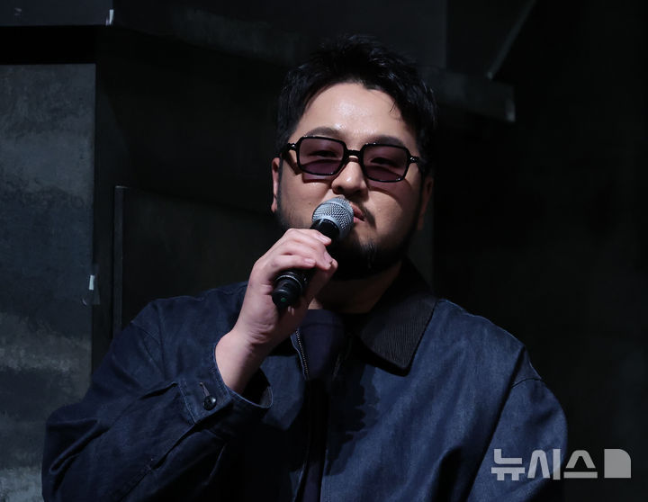 [서울=뉴시스] 조수정 기자 = 김태우 프로듀서가 8일 오후 서울 종로구 NOL 유니플렉스에서 열린 뮤지컬 '헤이그' 프레스콜에서 기자들의 질문에 답하고 있다. 2026.04.08. chocrystal@newsis.com