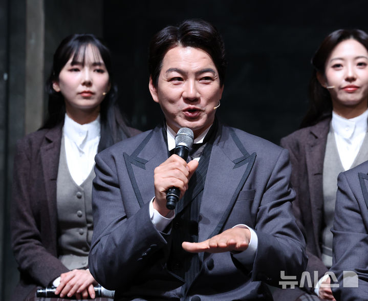 [서울=뉴시스] 조수정 기자 = 배우 송일국이 8일 오후 서울 종로구 NOL 유니플렉스에서 열린 뮤지컬 '헤이그' 프레스콜에서 기자들의 질문에 답하고 있다. 2026.04.08. chocrystal@newsis.com