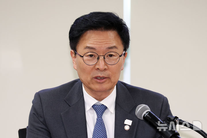 [서울=뉴시스] 고승민 기자 = 정진욱 더불어민주당 의원이 8일 서울 여의도 국회 의원회관에서 열린 '유가급등에 따른 가격안정과 상생협력을 위한 주유소, 정유업계 사회적 대화기구 3차 회의'에서 인사말을 하고 있다. 2026.04.08. kkssmm99@newsis.com