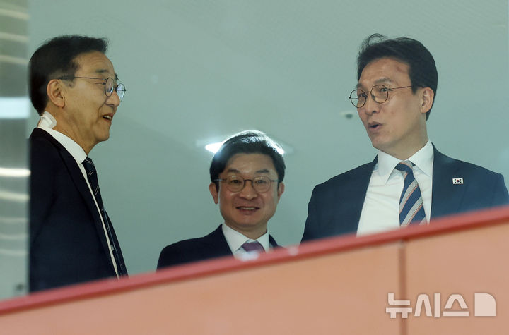 정부 관계자 대화