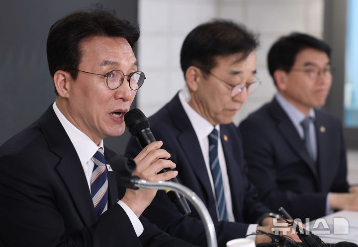 [서울=뉴시스] 이영환 기자 = 김민석 국무총리가 8일 오후 서울 중구 국토발전전시관에서 열린 정부-건설·금융업계 중동상황 대응 합동 간담회에서 발언을 하고 있다.(공동취재) 2026.04.08. photo@newsis.com