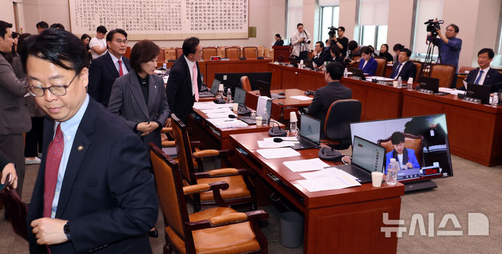 [서울=뉴시스] 김금보 기자 = 곽규택 국민의힘 의원 등 법사위원들이 8일 오후 서울 여의도 국회에서 열린 법제사법위원회 전체회의에서 쌍방울 대북송금 사건을 수사한 박상용 검사를 위증으로 고발하는 안건 의결을 앞두고 퇴장하고 있다. 2026.04.08. kgb@newsis.com