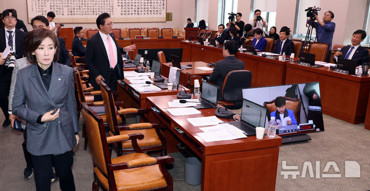 [서울=뉴시스] 김금보 기자 = 나경원 국민의힘 의원 등 법사위원들이 8일 오후 서울 여의도 국회에서 열린 법제사법위원회 전체회의에서 쌍방울 대북송금 사건을 수사한 박상용 검사를 위증으로 고발하는 안건 의결을 앞두고 퇴장하고 있다. 2026.04.08. kgb@newsis.com