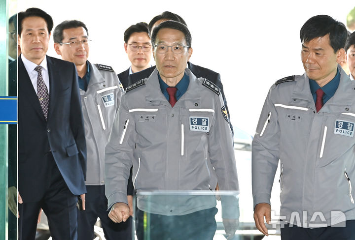 [수원=뉴시스] 김종택기자 = 유재성 경찰청장 직무대행이 8일 경기 수원시 경기남부청을 방문해 이동하고 있다.&nbsp; 유재성 경찰청장 직무대행은 '달러 강제 매각설' 유포와 관련해 수사중인 사이버수사대를 찾아 허위·조작정보 대응 상황을 점검하고 현장 의견을 청취했다. 2026.04.08. jtk@newsis.com