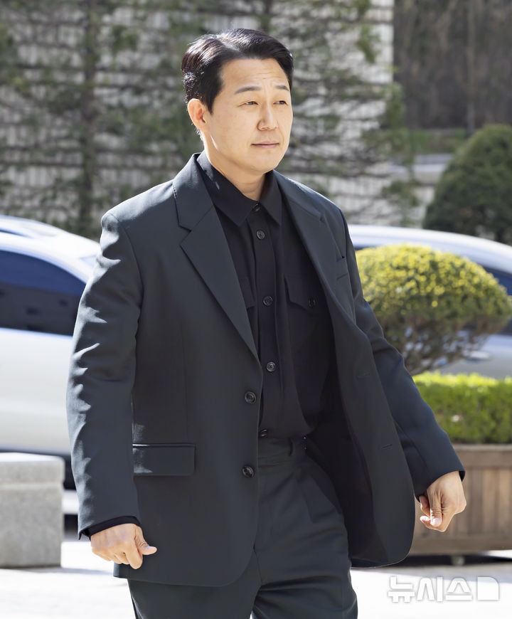 [서울=뉴시스] 김근수 기자 = 배우 박성웅이 8일 오후 서울 서초구 서울중앙지방법원에서 열린 임성근 전 해병대 1사단장의 국회증언감정법 위반 사건 3차 공판에 증인으로 출석하고 있다. 2026.04.08. ks@newsis.com