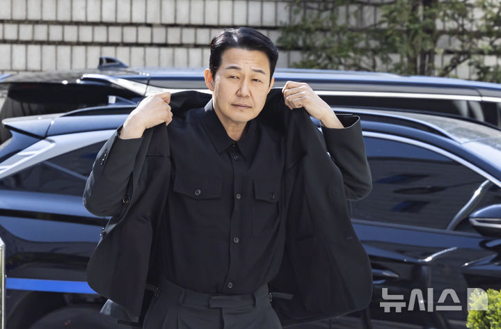 [서울=뉴시스] 김근수 기자 = 배우 박성웅이 8일 오후 서울 서초구 서울중앙지방법원에서 열린 임성근 전 해병대 1사단장의 국회증언감정법 위반 사건 3차 공판에 증인으로 출석하고 있다. 2026.04.08. ks@newsis.com