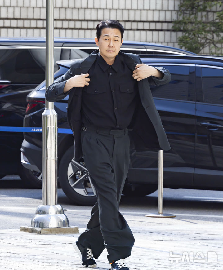 [서울=뉴시스] 김근수 기자 = 배우 박성웅이 8일 오후 서울 서초구 서울중앙지방법원에서 열린 임성근 전 해병대 1사단장의 국회증언감정법 위반 사건 3차 공판에 증인으로 출석하고 있다. 2026.04.08. ks@newsis.com