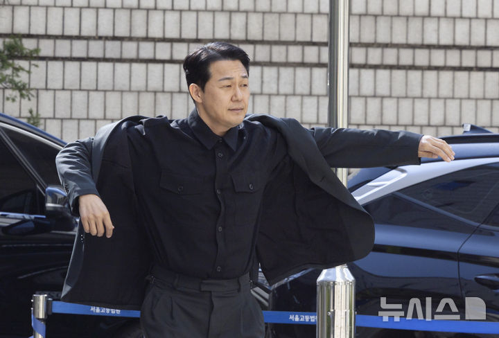 [서울=뉴시스] 김근수 기자 = 배우 박성웅이 8일 오후 서울 서초구 서울중앙지방법원에서 열린 임성근 전 해병대 1사단장의 국회증언감정법 위반 사건 3차 공판에 증인으로 출석하고 있다. 2026.04.08. ks@newsis.com