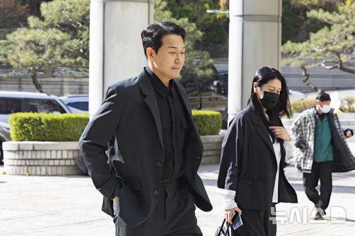 [서울=뉴시스] 김근수 기자 = 배우 박성웅이 8일 오후 서울 서초구 서울중앙지방법원에서 열린 임성근 전 해병대 1사단장의 국회증언감정법 위반 사건 3차 공판에 증인으로 출석하고 있다. 2026.04.08. ks@newsis.com