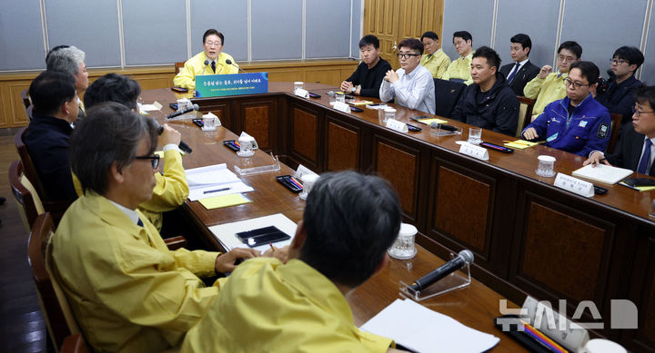 [의왕=뉴시스] 고범준 기자 = 이재명 대통령이 8일 경기 의왕 내륙컨테이너 기지 제2터미널에서 열린 고유가 위기극복을 위한 화물운송·물류업계 현장 간담회에서 발언하고 있다. 2026.04.08. bjko@newsis.com