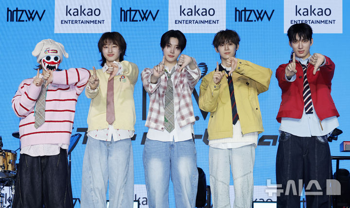 [서울=뉴시스] 김혜진 기자 = 밴드 하츠웨이브(왼쪽부터 하기와, 케이텐, 리안, 윤영준, 데인)가 8일 오후 서울 마포구 문화비축기지에서 열린 데뷔 미니앨범 '더 퍼스트 웨이브' 발매 기념 쇼케이스에서 포즈를 취하고 있다. 2026.04.08. jini@newsis.com