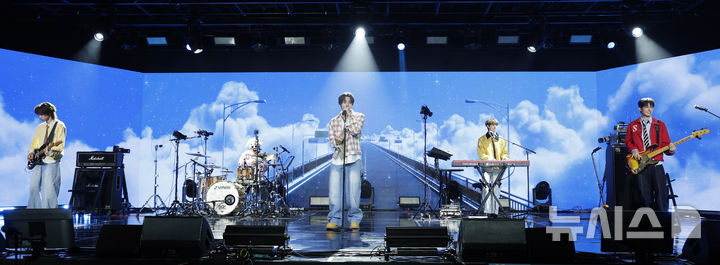 [서울=뉴시스] 김혜진 기자 = 밴드 하츠웨이브가 8일 오후 서울 마포구 문화비축기지에서 열린 데뷔 미니앨범 '더 퍼스트 웨이브' 발매 기념 쇼케이스에서 무대를 선보이고 있다. 2026.04.08. jini@newsis.com